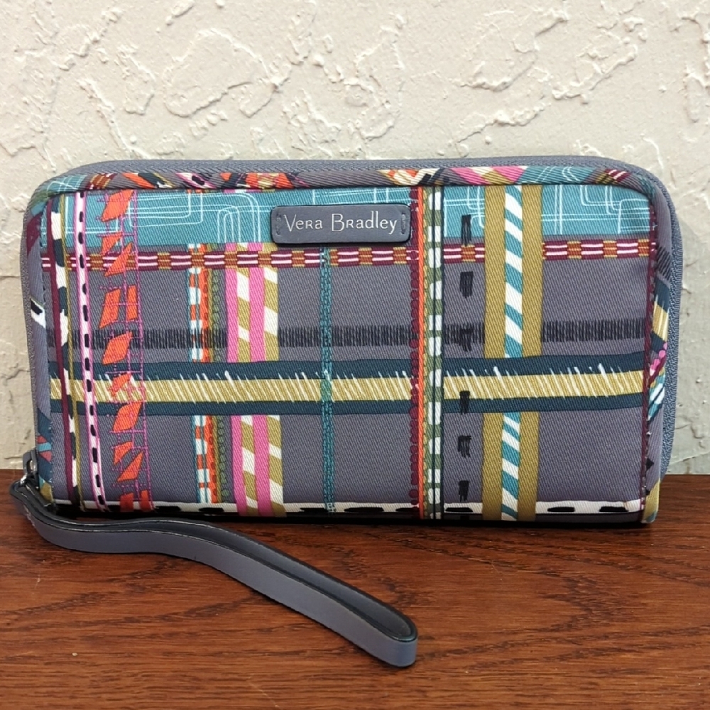 LIKE NEW Vera Bradley Midtown RFID Wristlet in "City Plaid" Pattern